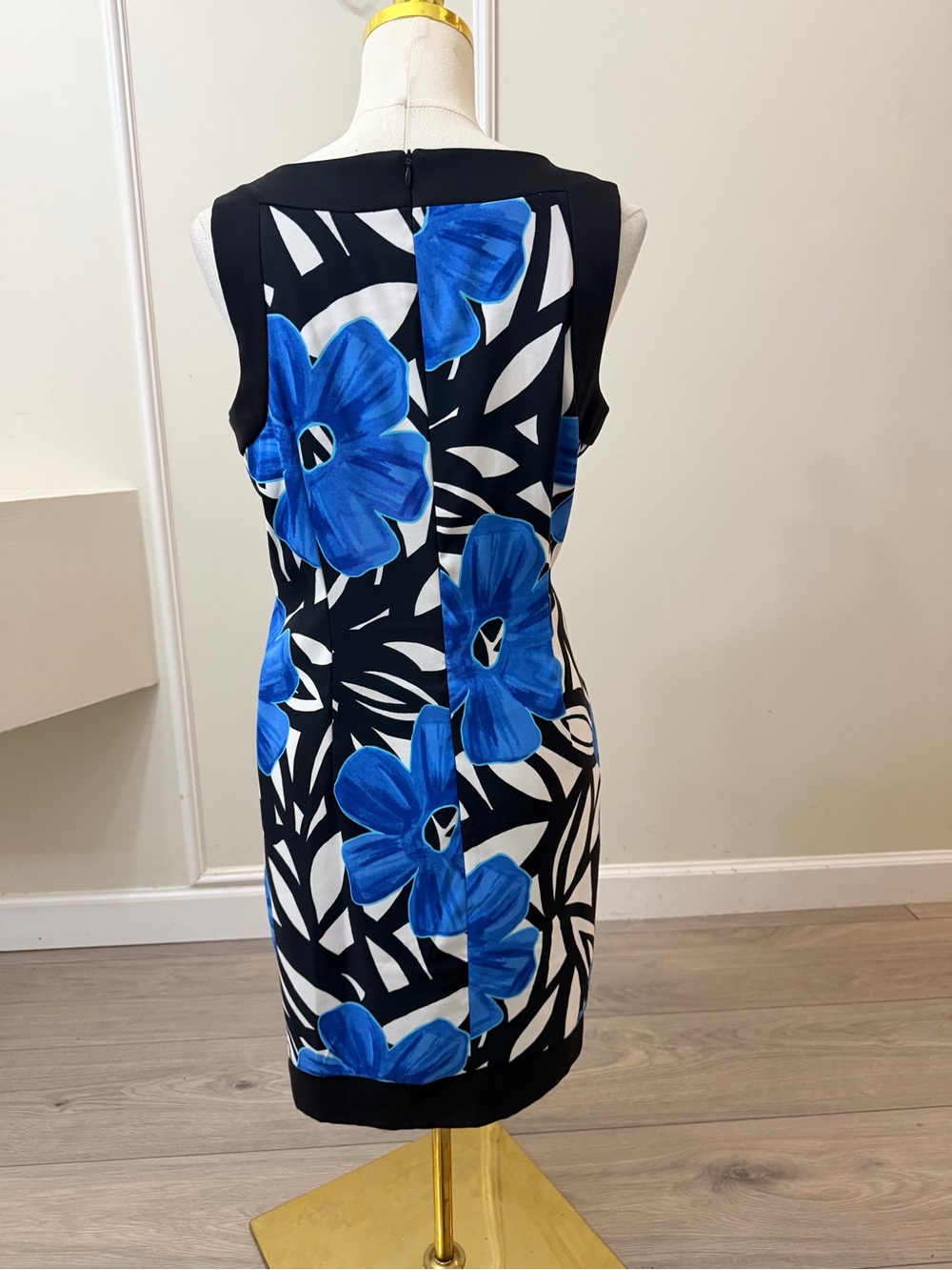 AGB Dress Blue Black White Floral Sleeveless Sheath Dress Size 14 - Picture 4 of 6